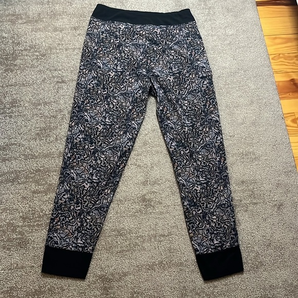 Athleta Women’s Joggers Size 6 – Black with Psychedelic Print - Picture 7 of 8